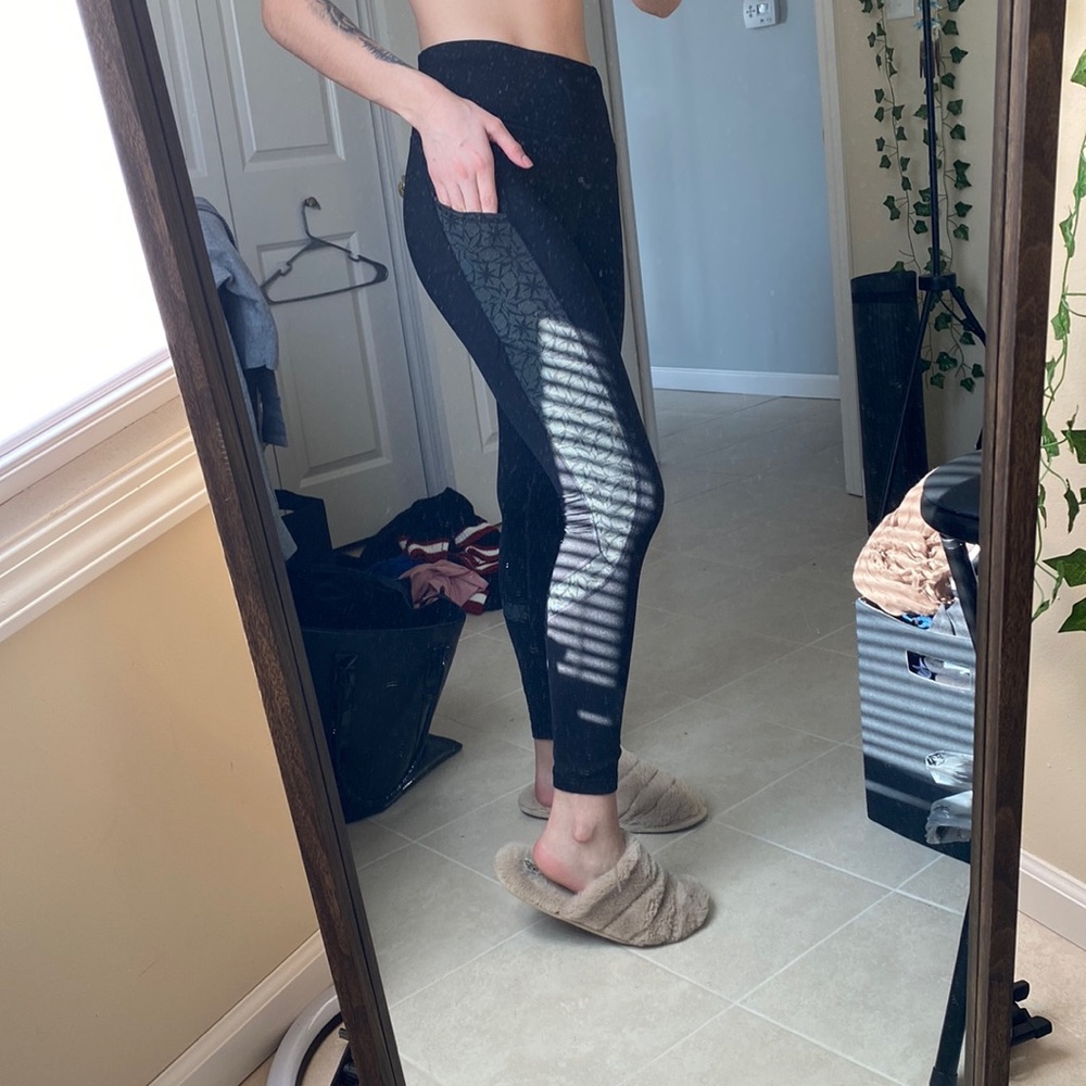 Light reflection workout leggings